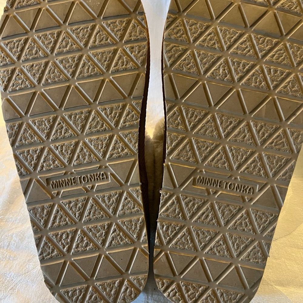 Minnetonka Tan Slippers with Cream Fur Lining 10 Womens - Picture 7 of 9